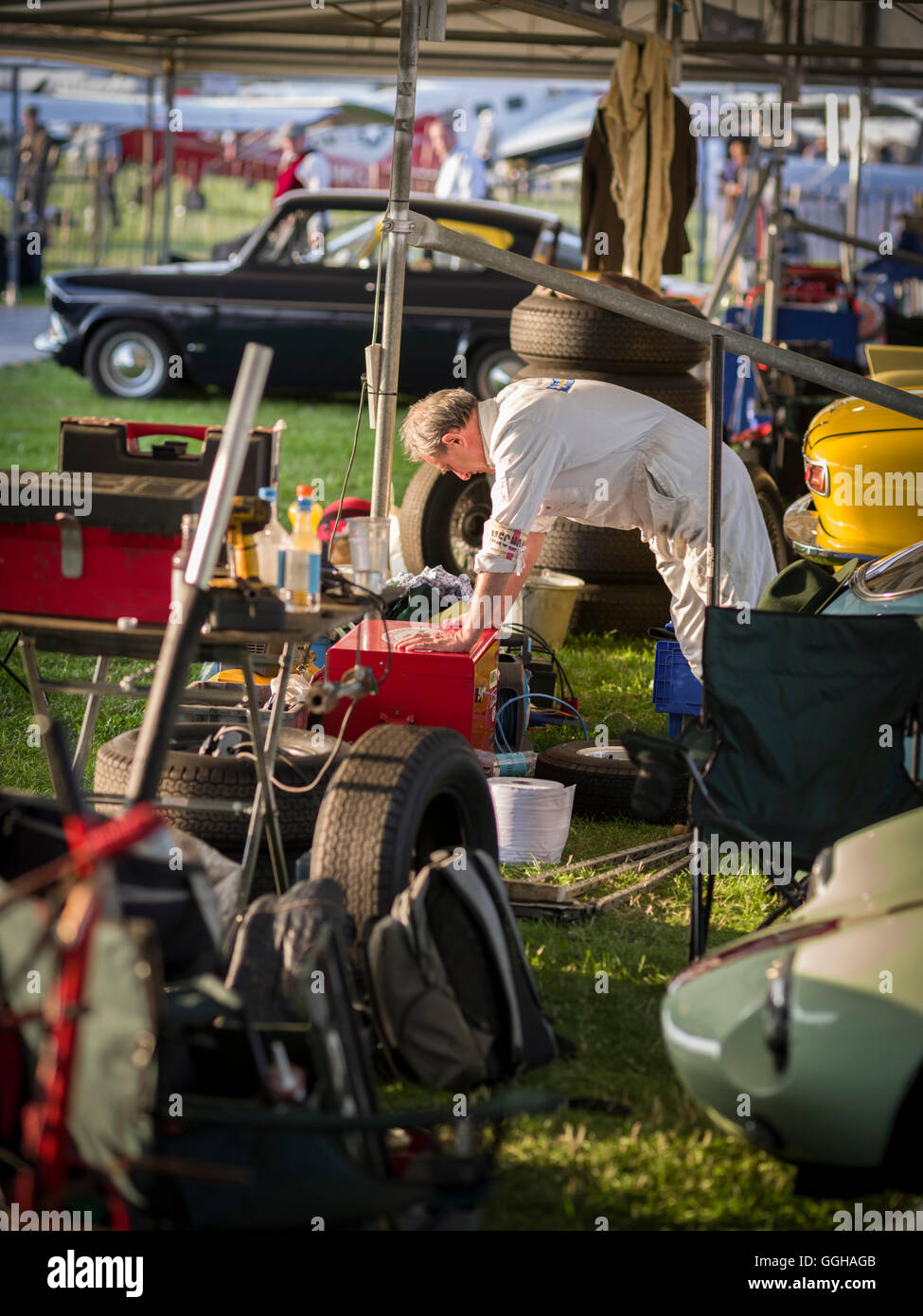 Mechaniker im Fahrerlager, Goodwood Revival 2014, Racing Sport, Oldtimer, Goodwood, Chichester, Sussex, England, Großbritannien Stockfoto