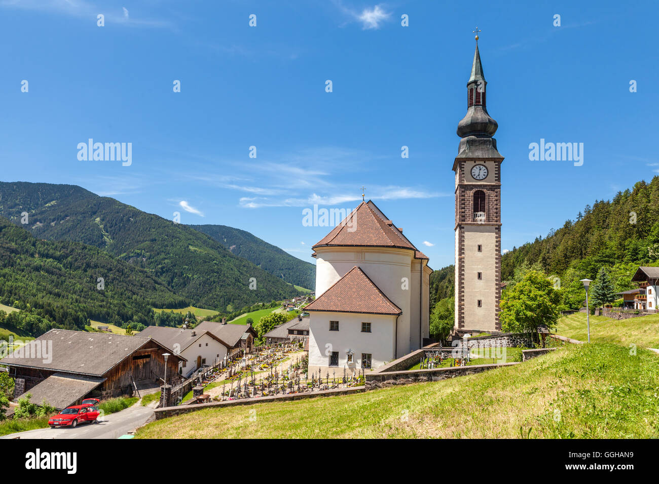 Geographie/Reisen, Italien, Südtirol, Pfarrkirche St. Peter im Villnoesstal, Additional-Rights - Clearance-Info - Not-Available Stockfoto