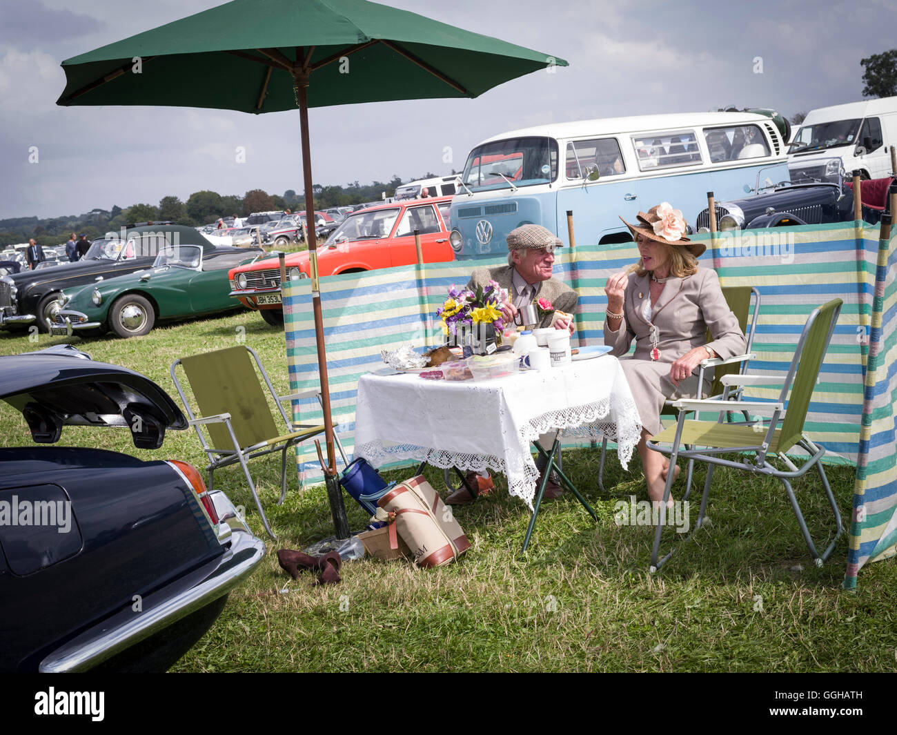 Picknick auf dem Besucher-Parkplatz, Goodwood Revival 2014, Racing Sport, Oldtimer, Goodwood, Chichester, Sussex, Englan Stockfoto