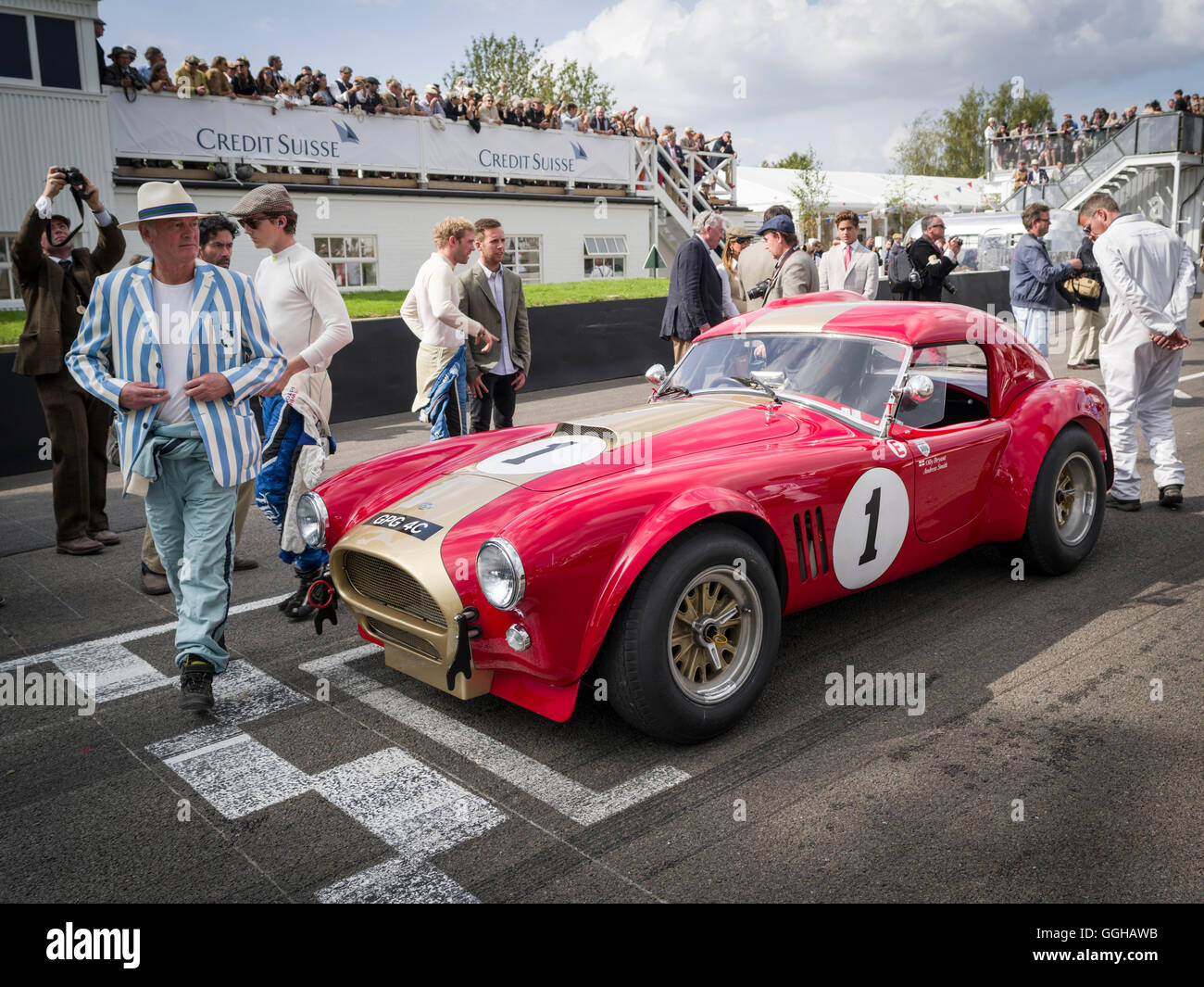 1964 AC Cobra vor Beginn, RAC TT Feier, Goodwood Revival 2014, Rennsport, Oldtimer, Goodwood, Chichester, süss Stockfoto
