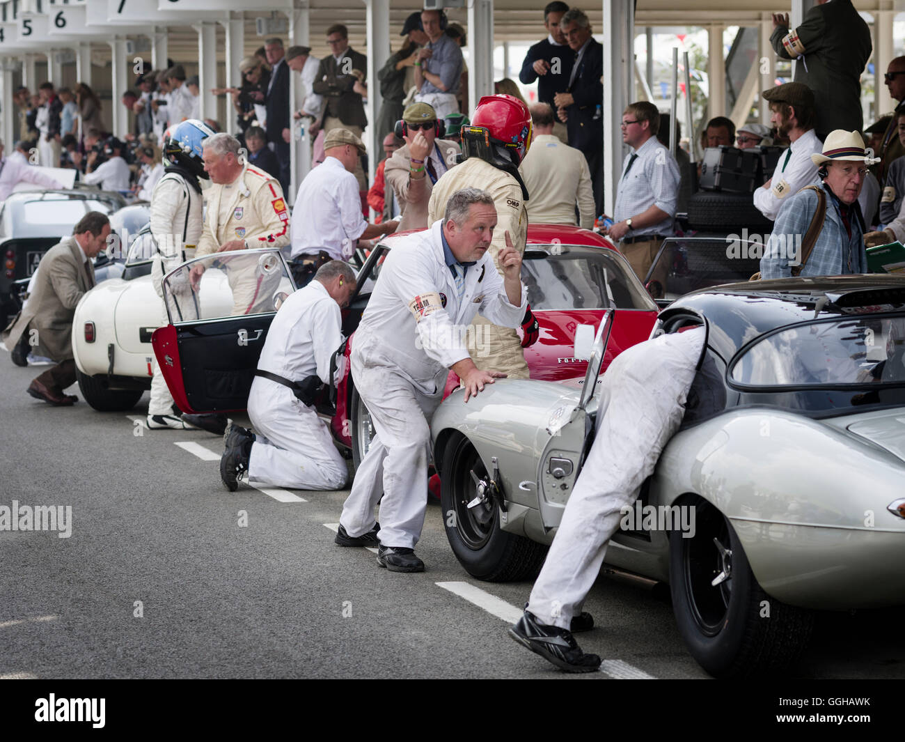 Treiber zu ändern, in der Boxengasse, RAC TT Feier, Goodwood Revival 2014, Racing Sport, Oldtimer, Goodwood, Chichester, Susse Stockfoto