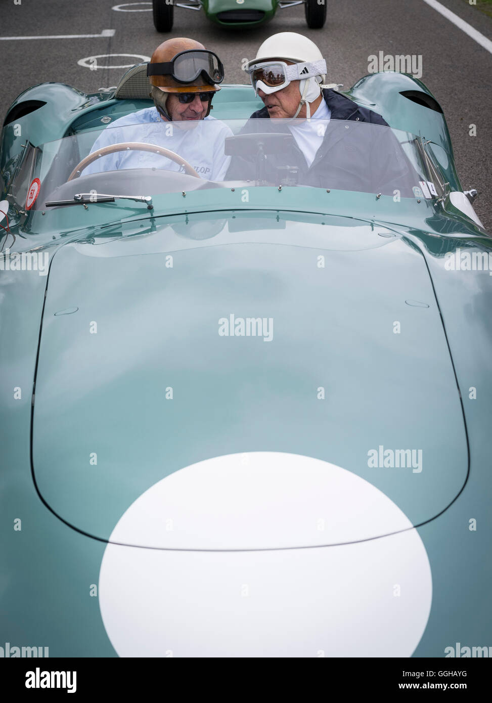 1959 Aston Martin DBR1 Fahrer Tony Brooks (L) und Sir Stirling Moss (R), Jim Clark Parade, Goodwood Revival, racing, Autorennen Stockfoto