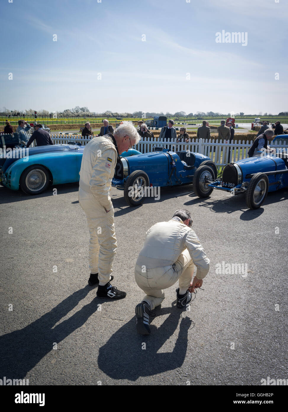 Fahrer vor Bugatti Rennwagen, Williams Trophy, 72. Mitgliederversammlung, Rennen, Autorennen, Oldtimer, Chichester, süss Stockfoto