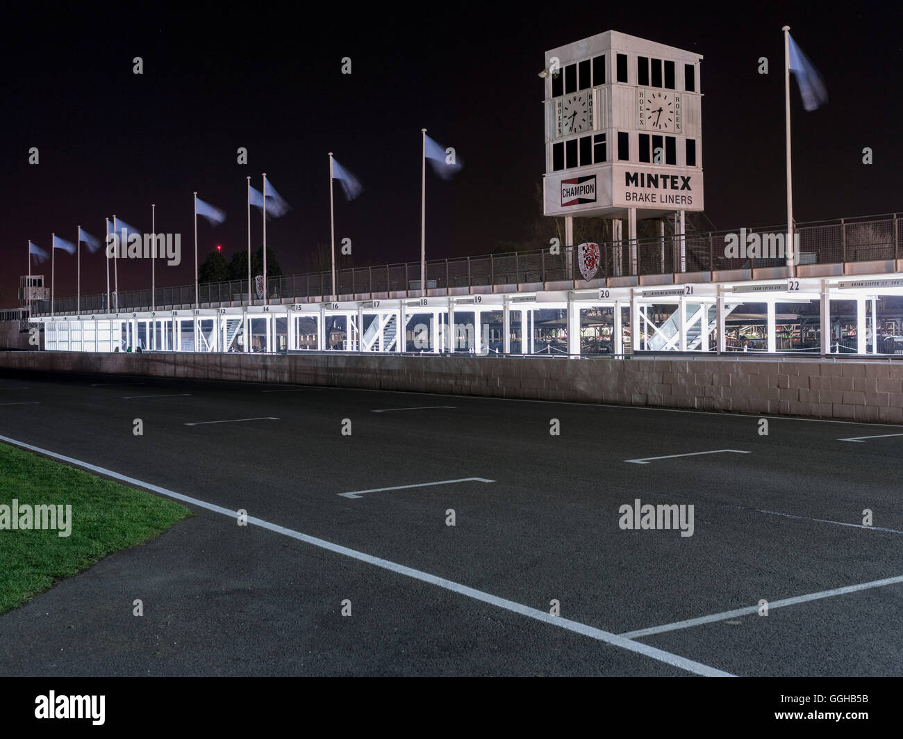 Start-Zielgeraden und Gruben in der Nacht, 72. Mitgliederversammlung, Rennen, Autorennen, Oldtimer, Chichester, Sussex, Vereinigtes K Stockfoto