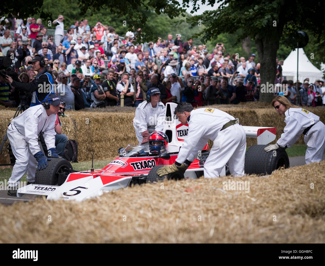 Emerson Fittipaldi in Vorbereitung für den Anfang 1974 Mc Laren-Cosworth M23 Formel1 Rennwagen, Goodwood Festival of Speed 201 Stockfoto