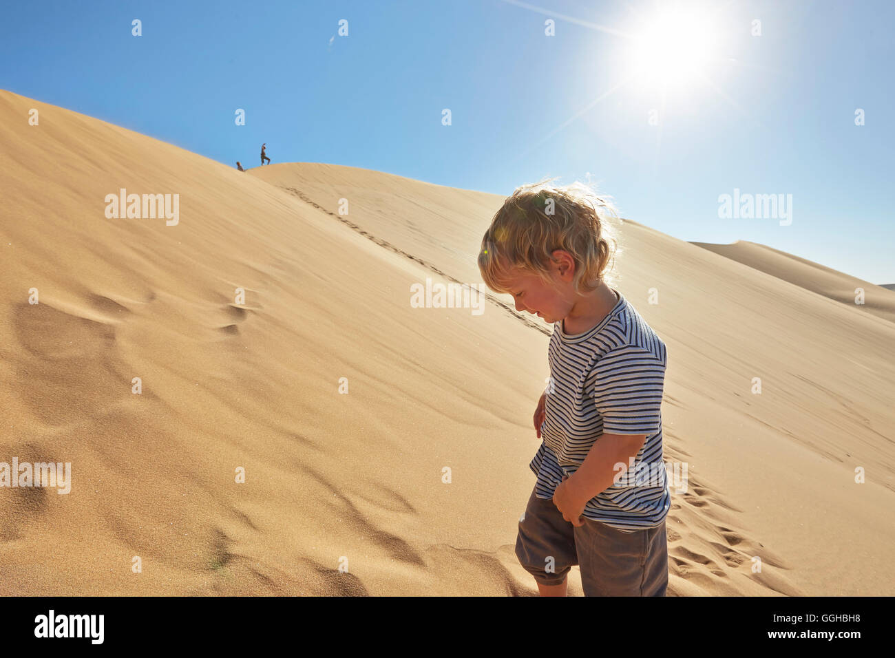 Junge in einer Sanddüne, Dune 7, Walvis Bay, Erongo, Namibia Stockfoto