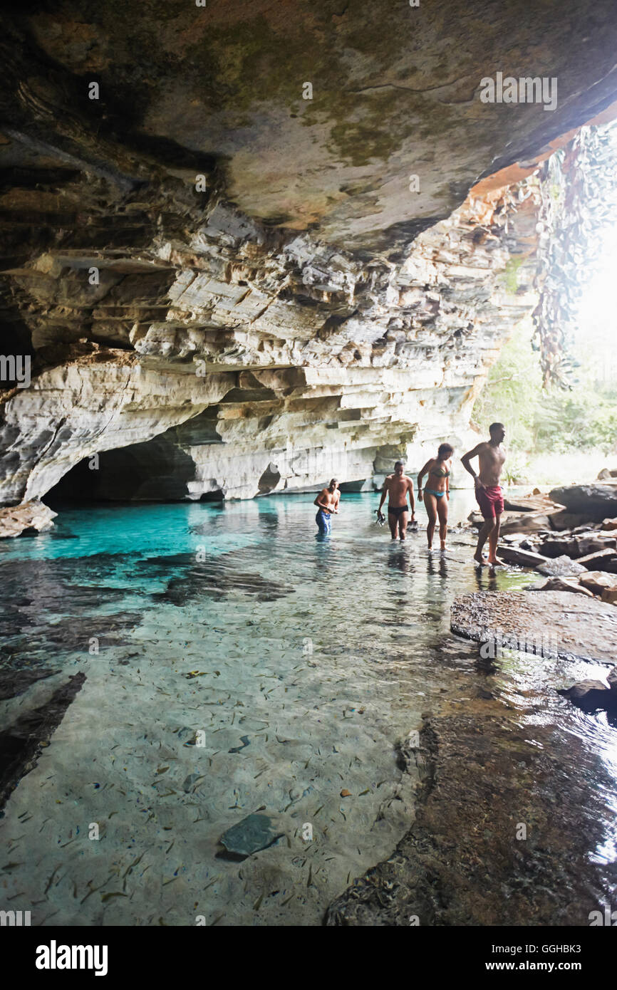 Touristen gehen, Schnorcheln, Eintritt in die Gruta da Pratinha, Kalkstein-Höhle, Touristen aus Sao Paulo, Bestandteil der privaten Facen Stockfoto