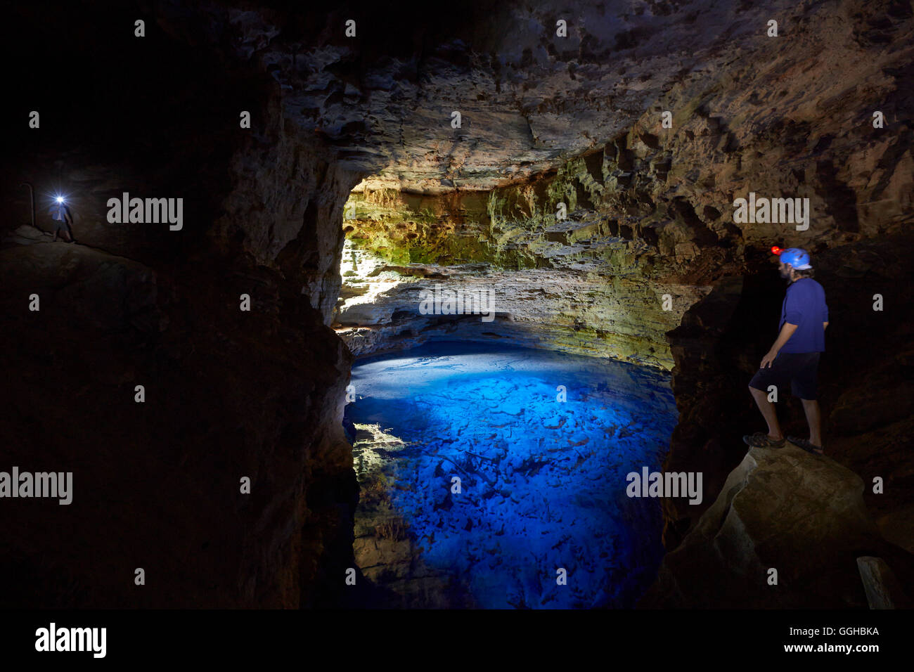 Poco Encantado, verzauberte Pool, westlich von Andarai, cave ist 100 m hoch und hat 48 m tiefem Wasser östlich der Chapada Diamantina Nat Stockfoto