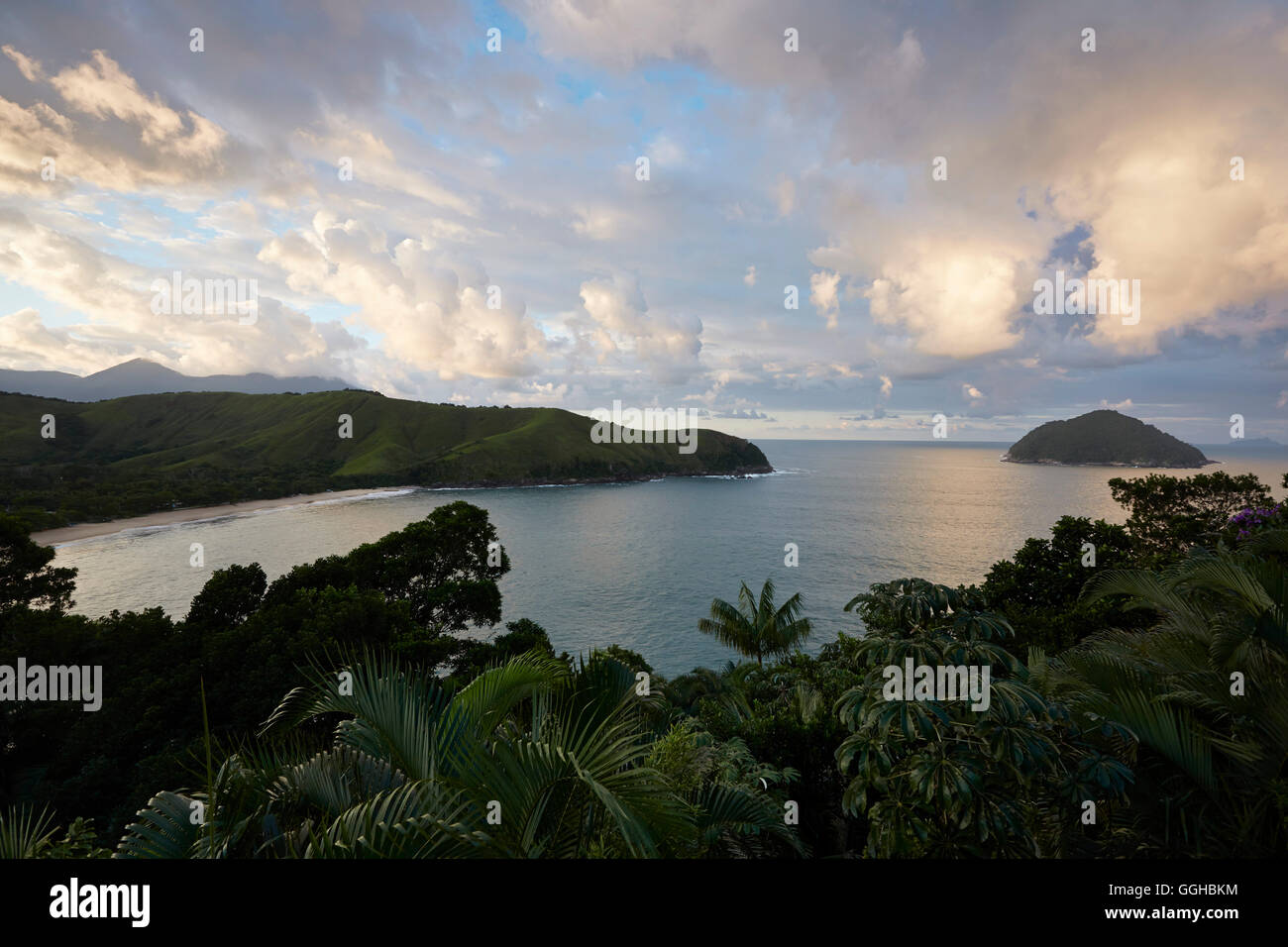 Praia Grande Toque Toque, am frühen Morgen Aussicht vom Balkon der Ilha de Toque Toque Boutique Hotel, Toque Toque Grande, Sa Stockfoto