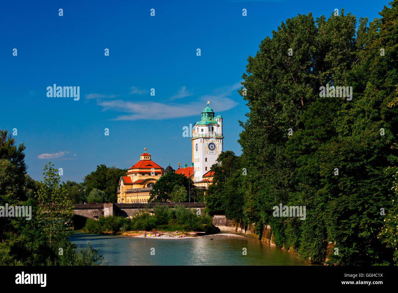 Fluss Isar und Muellersches Volksbad, München, Upper Bavaria, Bayern, Deutschland Stockfoto