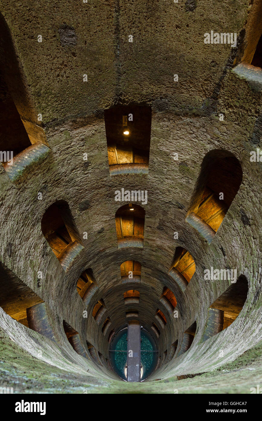 Blick nach unten, Pozzo di San Patrizio, gut, Welle, Wasserversorgung aus dem 16. Jahrhundert, Architektur, Doppel-Helix-Rampen, stairc Stockfoto