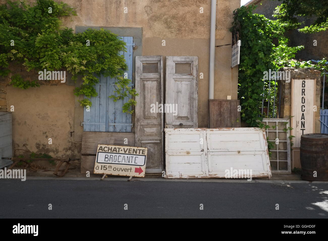 Türen und andere Haushaltsgegenstände zum Verkauf an der Vorderseite des French house Stockfoto