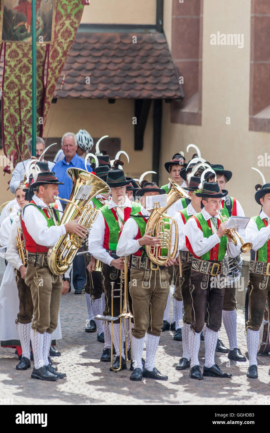 Geographie/Reisen, Italien, Südtirol, traditionelle Blasmusik auf dem Herz-jesu-Prozession in Lengstein auf der Fahrt, Editorial-Use - Nur Stockfoto
