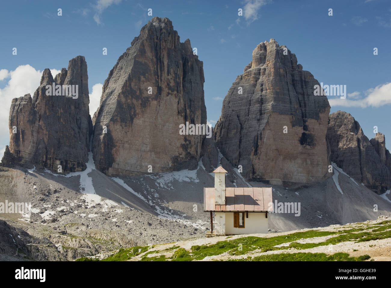 Kapelle am Tre Cime di Lavaredo, Drei Zinnen, Südtirol, Dolomiten, Italien Stockfoto