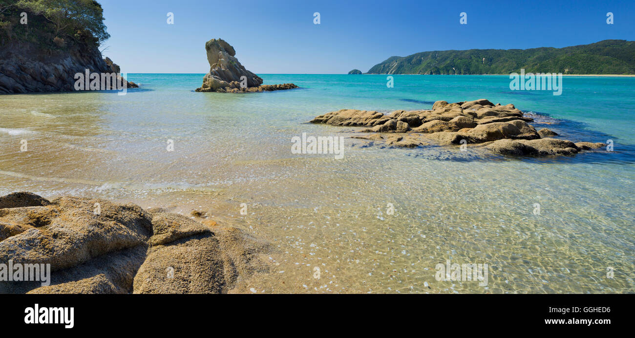 Strand und Felsen in Wainui Bay, Tasman, Südinsel, Neuseeland Stockfoto