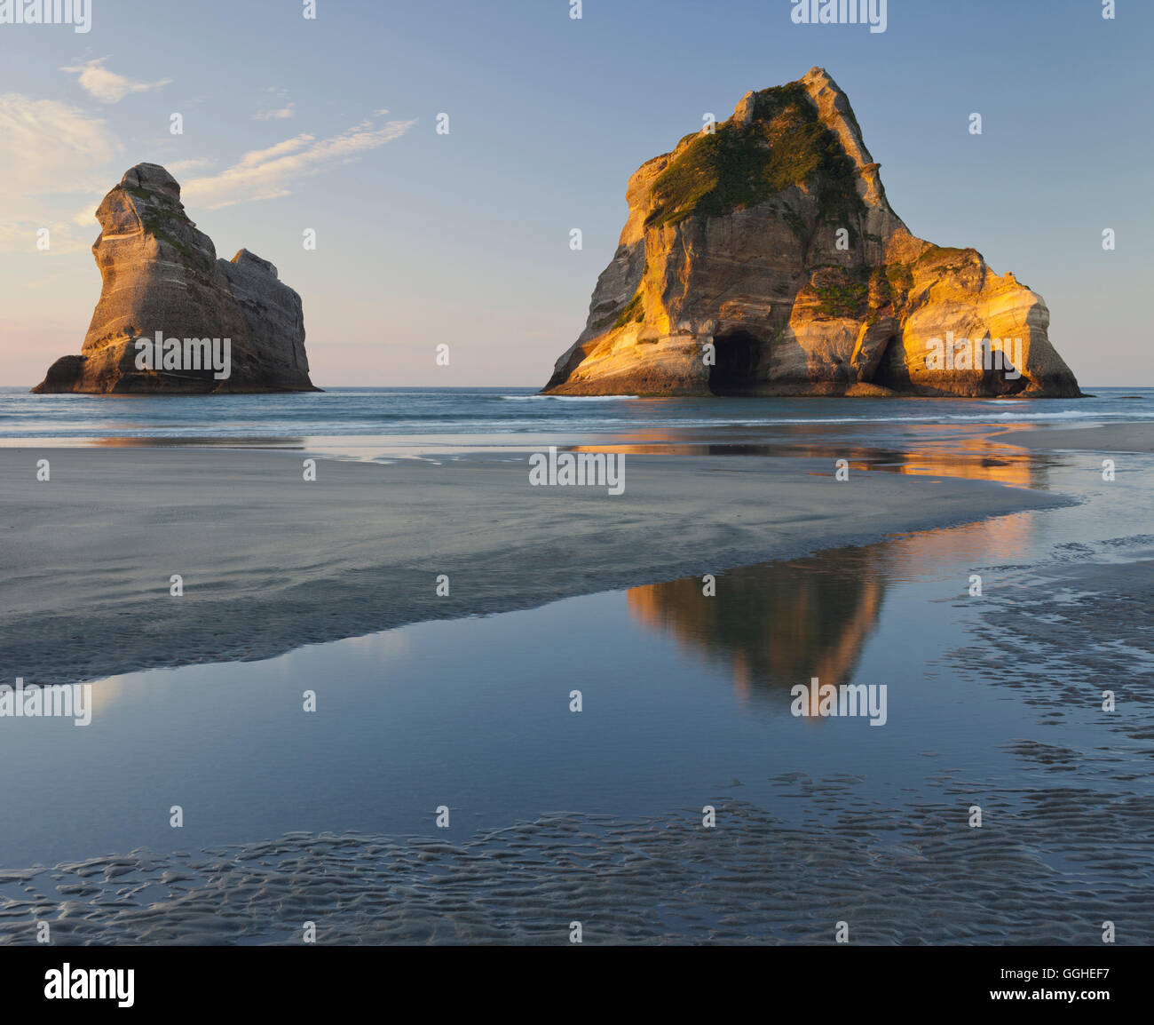 Torbogen Inseln, Wharariki Beach, Tasman, Südinsel, Neuseeland Stockfoto