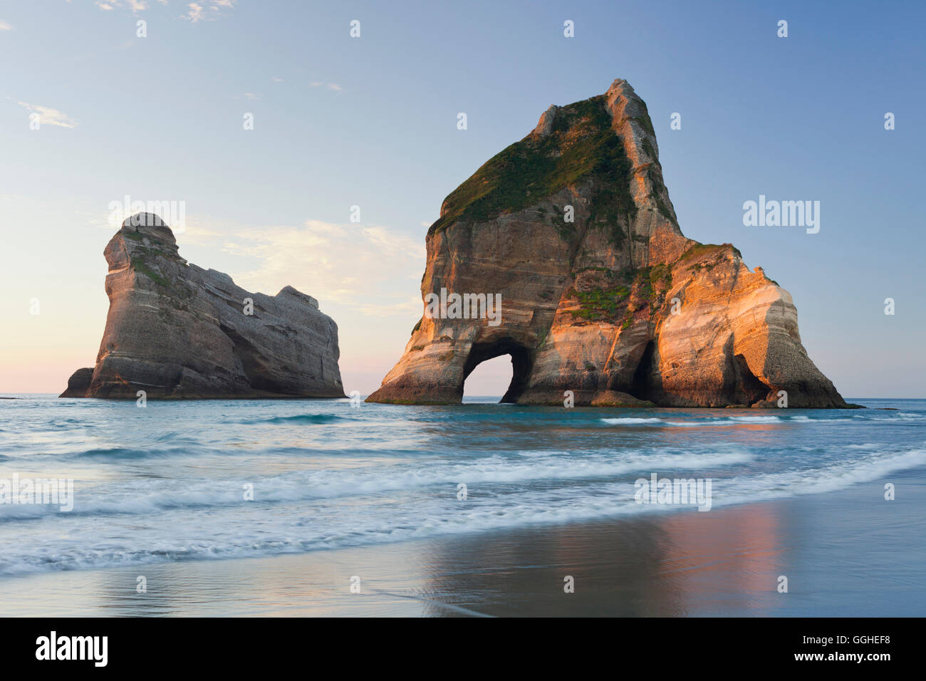 Torbogen Inseln, Wharariki Beach, Tasman, Südinsel, Neuseeland Stockfoto