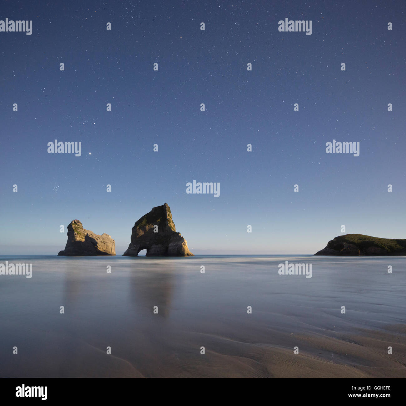 Torbogen Inseln im Mondlicht, Wharariki Beach, Tasman, Südinsel, Neuseeland Stockfoto