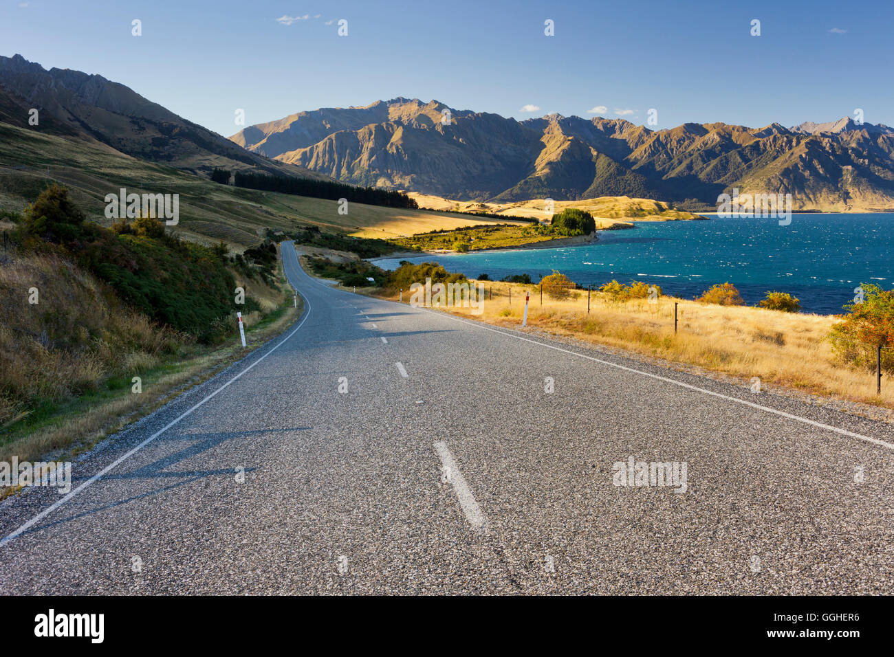 Straße am Lake Hawea, Makarora, Otago, Südinsel, Neuseeland Stockfoto