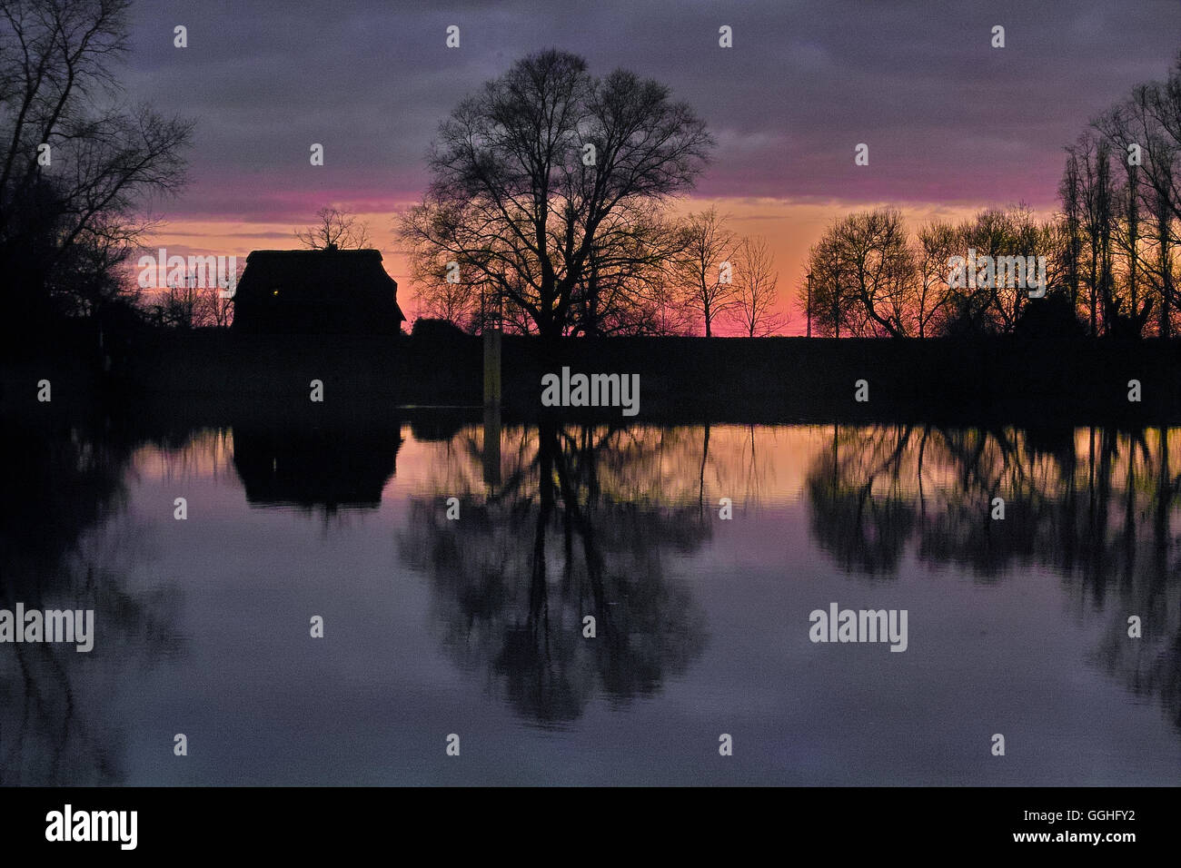 Sonnenuntergang am Fluss Lesum mit Magenta-rot Wolken / Raummotive, werden eine der Lesum Mit Magenta-Roten Wolken Stockfoto