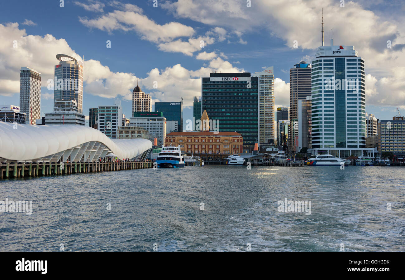 Skyline von Auckland, Quay Street, North Island, Neuseeland Stockfoto