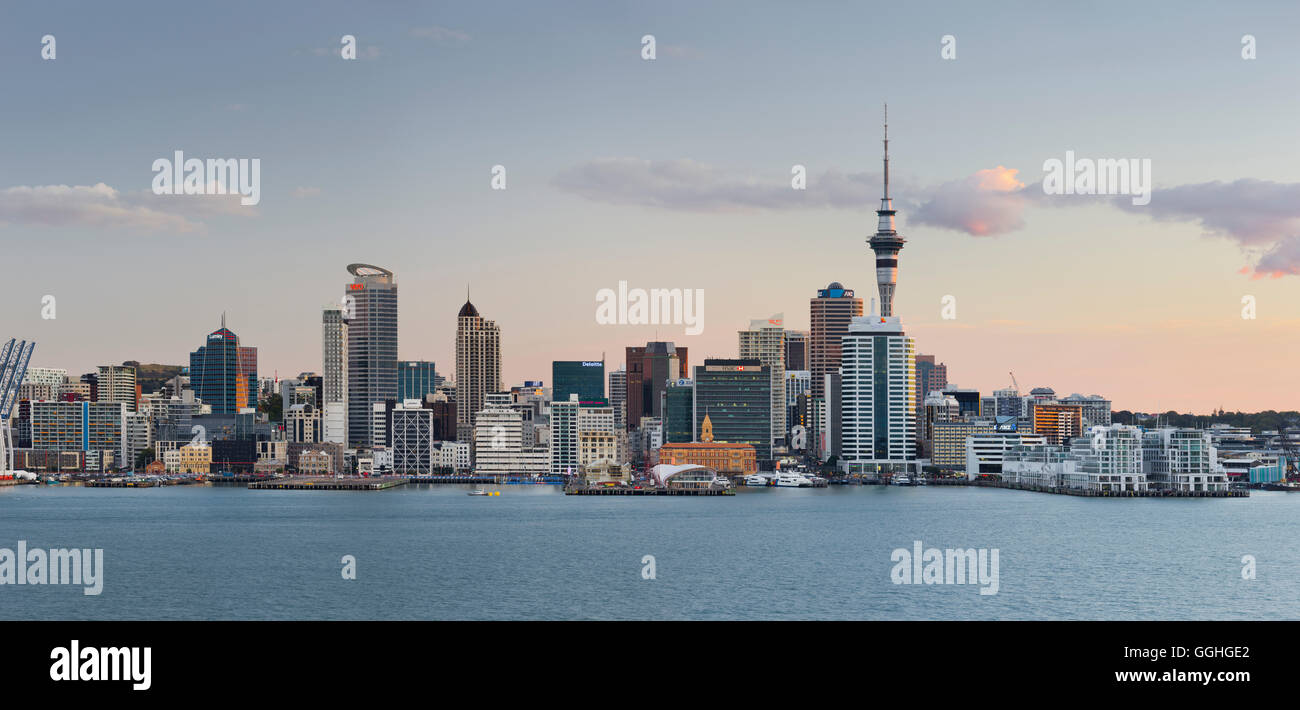 Stanley Bay und Auckland Skyline am Abend, Nordinsel, Neuseeland Stockfoto