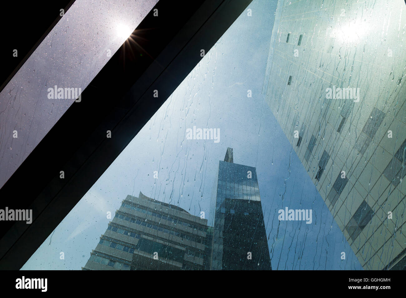 Kondensation an einer Glasfassade, Hochhäuser, Wien, Österreich Stockfoto