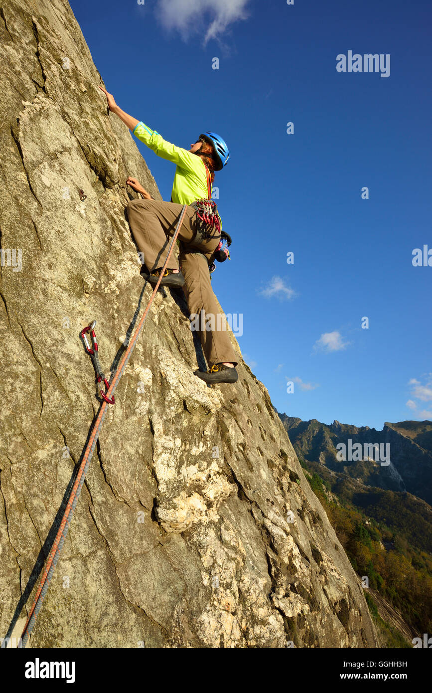 Frau Klettern eine Felswand, Antona, Apuanischen Alpen, Toskana, Italien Stockfoto