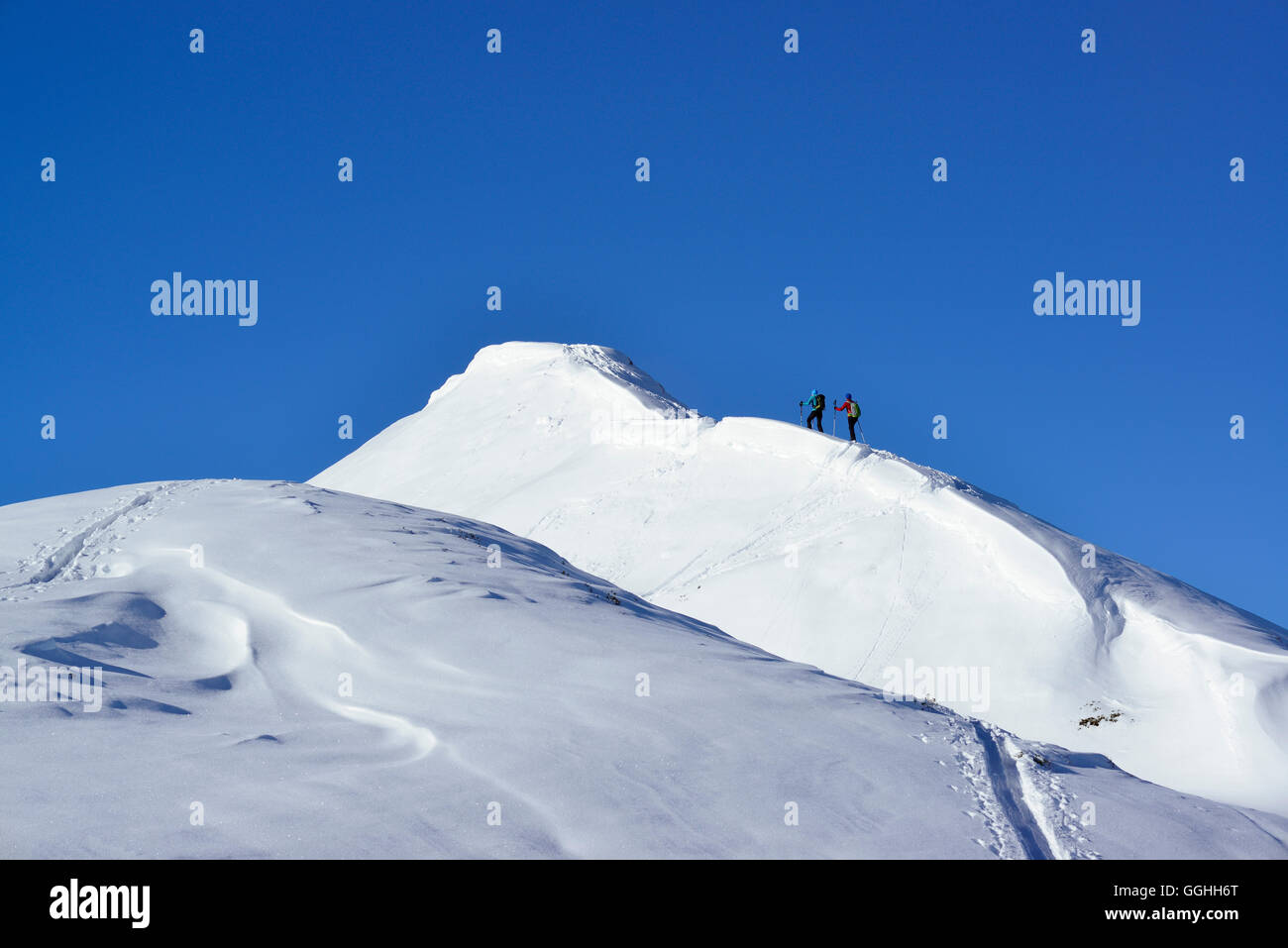 Zwei Fahrerinnen Hinterland zum Mount Steinberg, Kitzbüheler Alpen, Tirol, Österreich Stockfoto