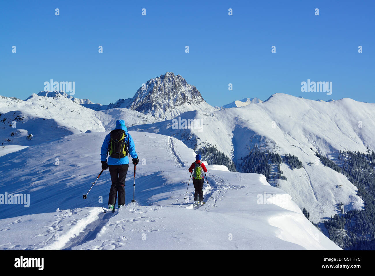 Zwei weibliche Backcountry Skifahrer Ski Alpin vom Berg Steinberg, Kitzbüheler Alpen, Tirol, Österreich Stockfoto