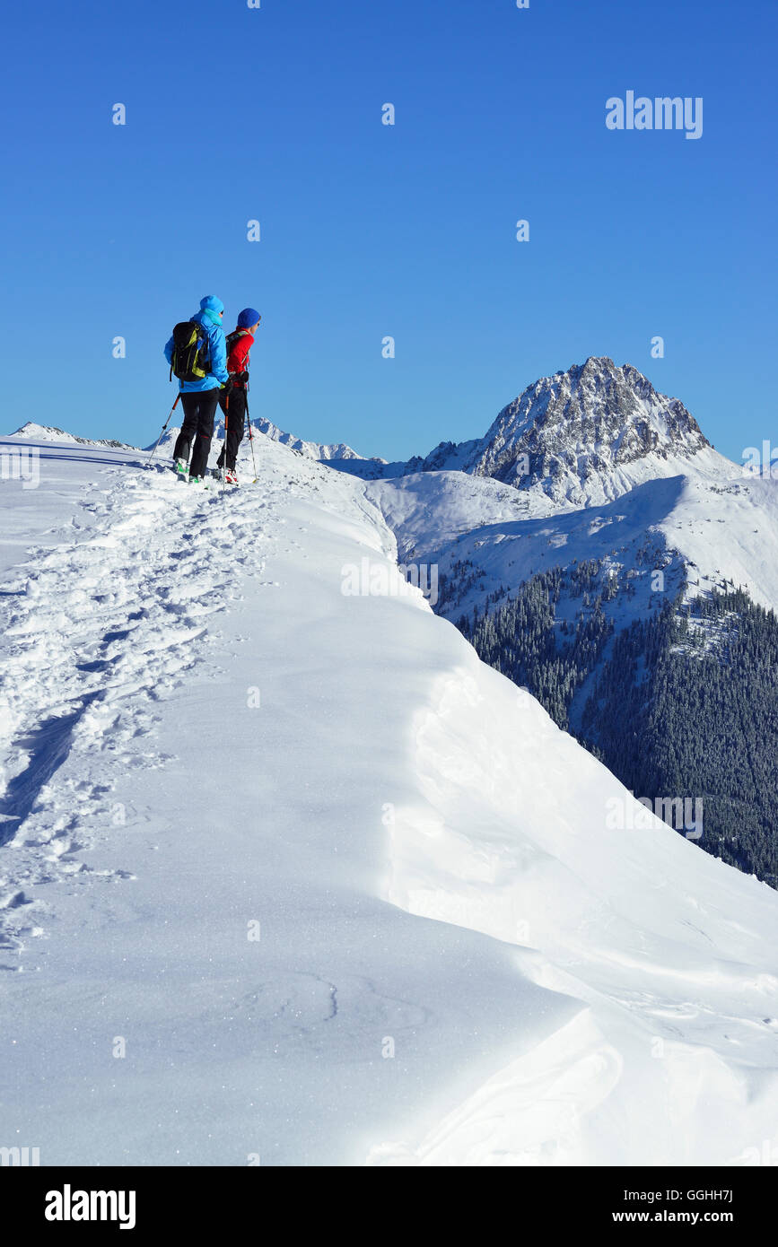 Zwei Fahrerinnen Hinterland zum Mount Steinberg, Kitzbüheler Alpen, Tirol, Österreich Stockfoto