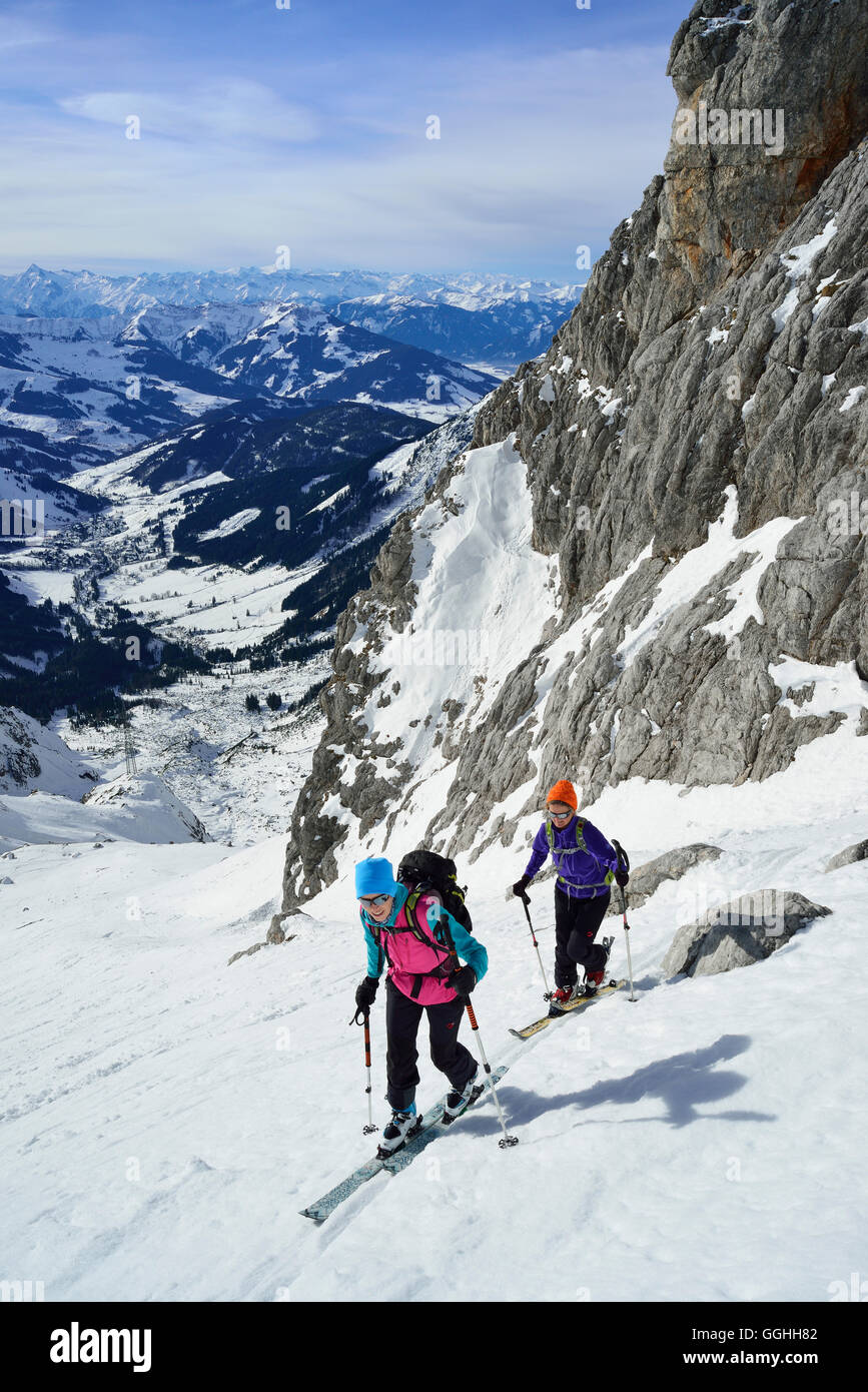 Zwei Fahrerinnen Hinterland aufsteigend, Marterlkopf, Steinernes Meer, Berchtesgadener Alpen, Salzburg, Österreich Stockfoto