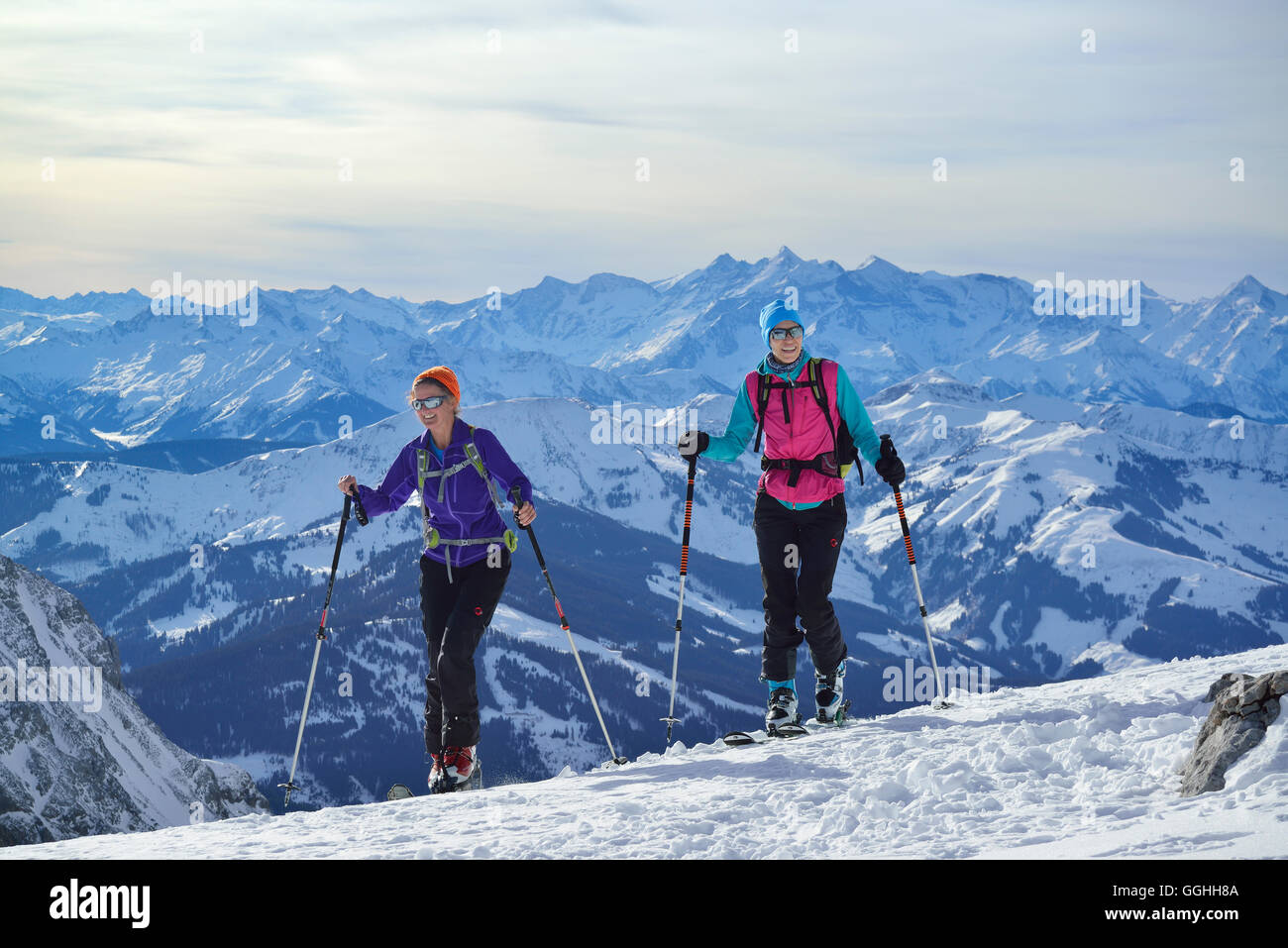 Zwei Fahrerinnen Hinterland aufsteigend, Marterlkopf, Steinernes Meer, Berchtesgadener Alpen, Salzburg, Österreich Stockfoto