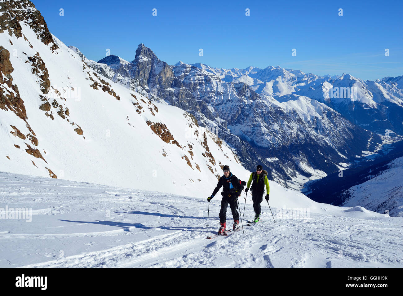 Zwei Backcountry Skifahrer Agglsspitze, Tribulaun und Zillertaler Alpen im Hintergrund, Agglsspitze, Pflerschtal, Stub aufsteigend Stockfoto