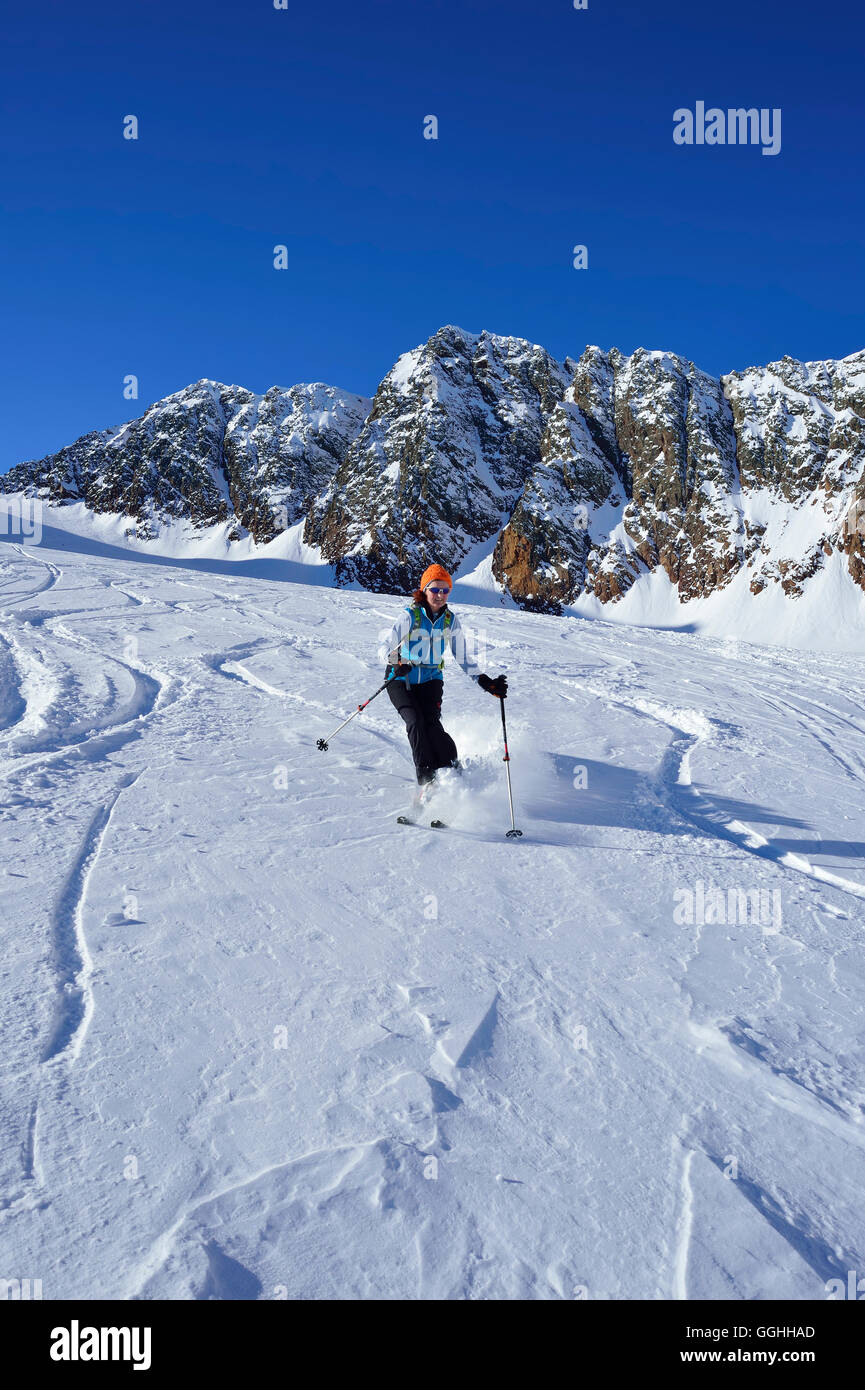 Skifahrerin Backcountry Ski Alpin vom Berg Agglsspitze, Pflerschtal, Staubai Alpen, Südtirol, Italien Stockfoto
