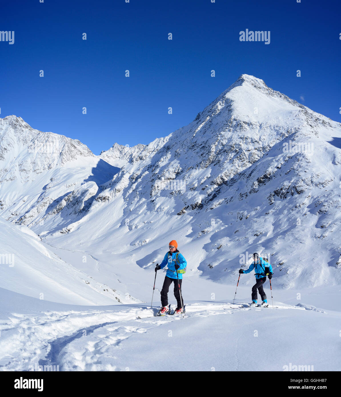 Zwei weibliche Backcountry Skifahrer aufsteigend nach Kuhscheibe, Stubaier Alpen, Tirol, Österreich Stockfoto