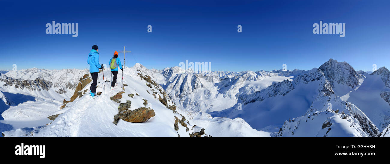 Zwei Fahrerinnen Hinterland neben Kuhscheibe Gipfel zu überqueren, Stubaier Alpen, Tirol, Österreich Stockfoto