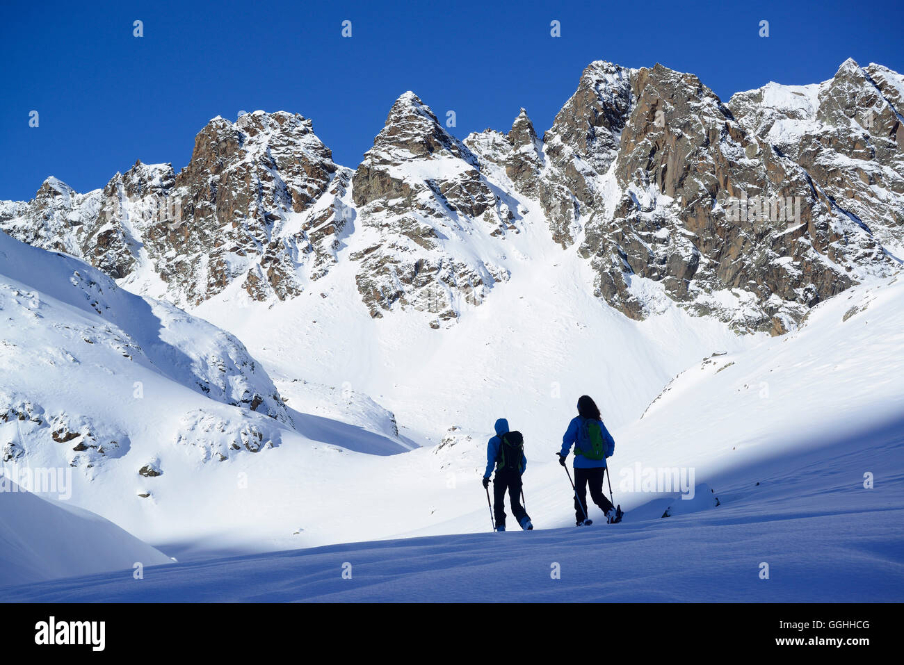 Zwei weibliche Backcountry Skifahrer aufsteigend nach Kuhscheibe, Stubaier Alpen, Tirol, Österreich Stockfoto