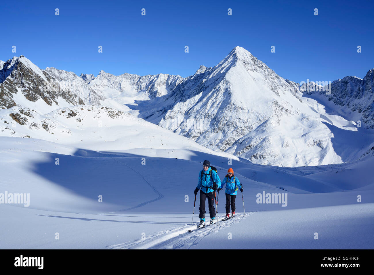 Zwei weibliche Backcountry Skifahrer aufsteigend nach Kuhscheibe, Stubaier Alpen, Tirol, Österreich Stockfoto