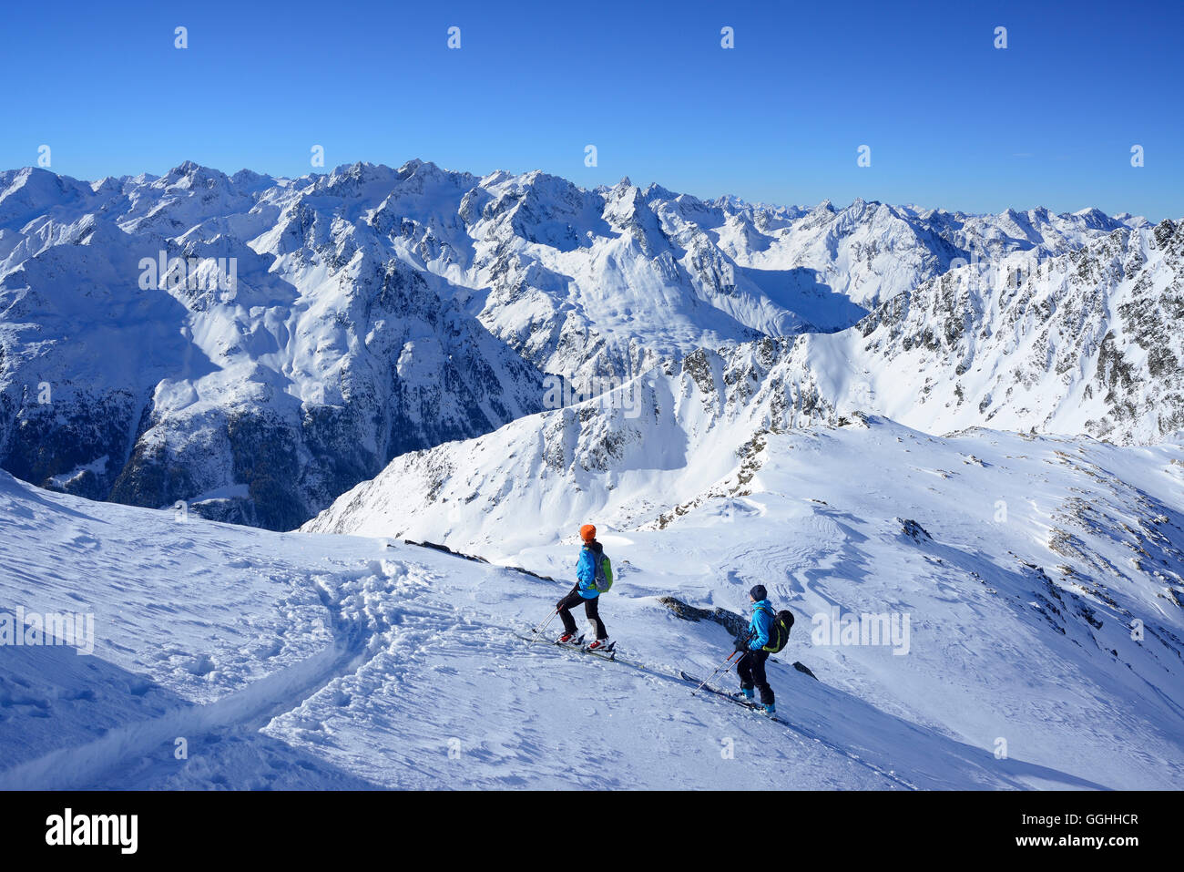 Zwei weibliche Backcountry Skifahrer aufsteigend nach Kuhscheibe, Stubaier Alpen, Tirol, Österreich Stockfoto