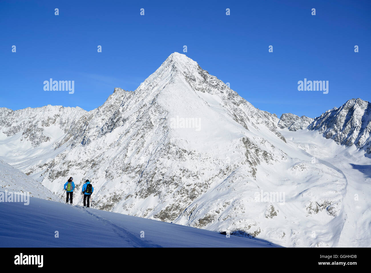 Zwei Fahrerinnen Backcountry-Ski Alpin von Kuhscheibe, Schrankogel im Hintergrund, Kuhscheibe, Stubaier Alpen, Tirol, Austr Stockfoto