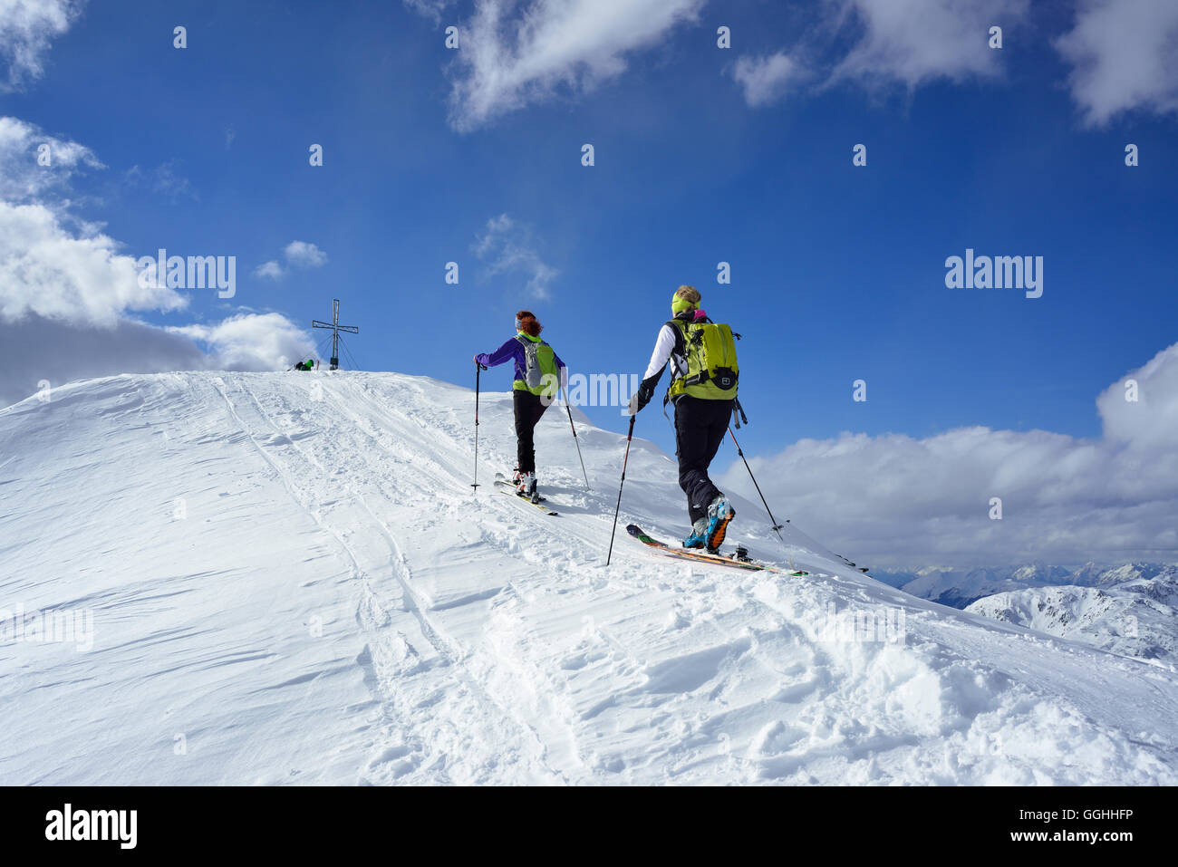 Zwei Fahrerinnen Hinterland aufsteigend nach Schafsiedel, Kitzbüheler Alpen, Tirol, Österreich Stockfoto
