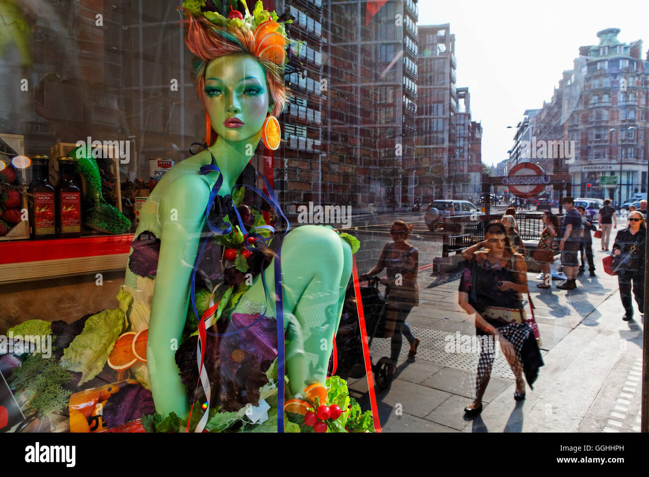 Fenster für das Kaufhaus Harvey Nichols, Knightsbridge, London, England, Vereinigtes Königreich Stockfoto