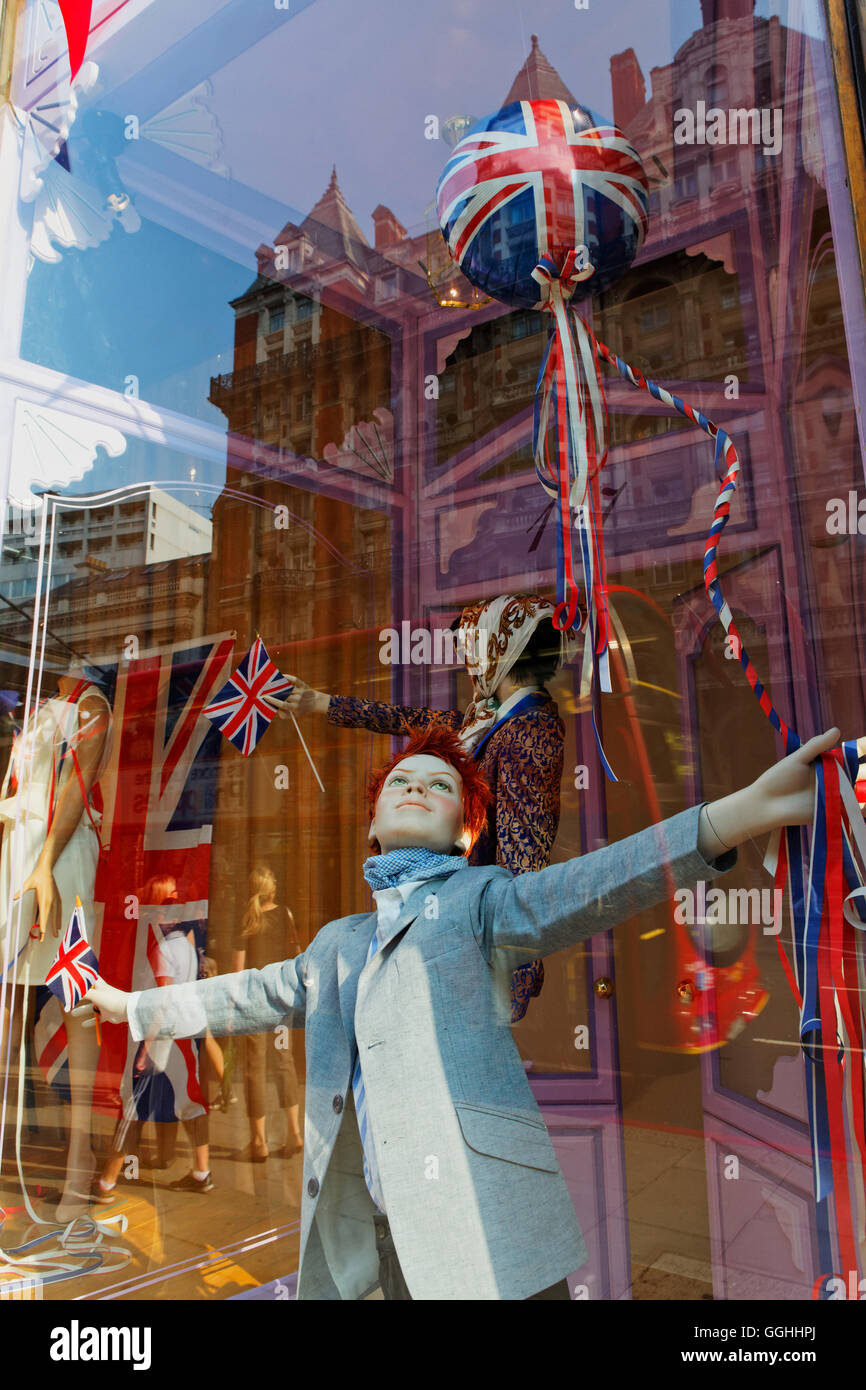 Fenster für das Kaufhaus Harvey Nichols, Knightsbridge, London, England, Vereinigtes Königreich Stockfoto
