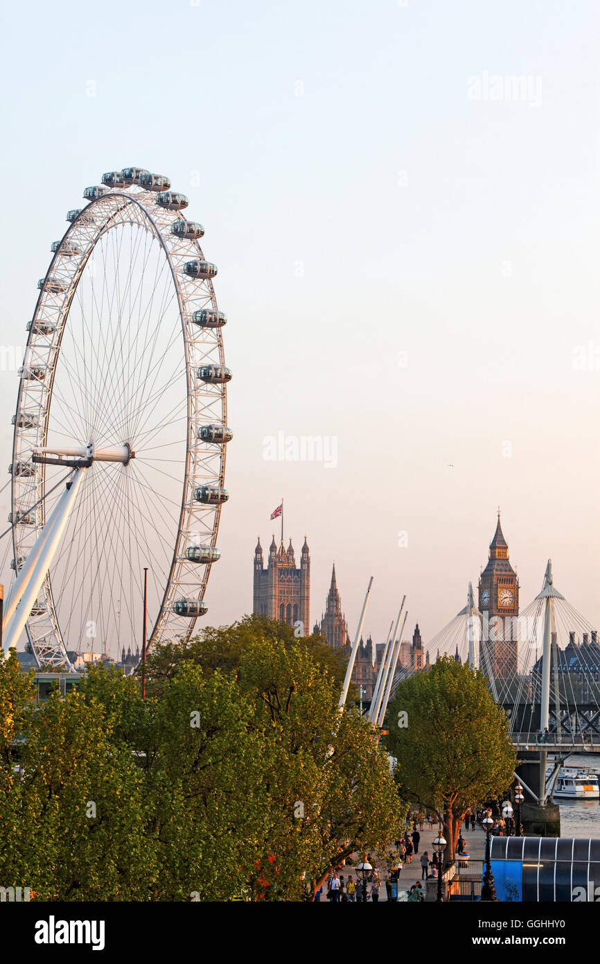 South Bank, London Eye und Westminster Palace auch bekannt als Houses of Parliament, Westminster, London, England, Großbritannien Stockfoto