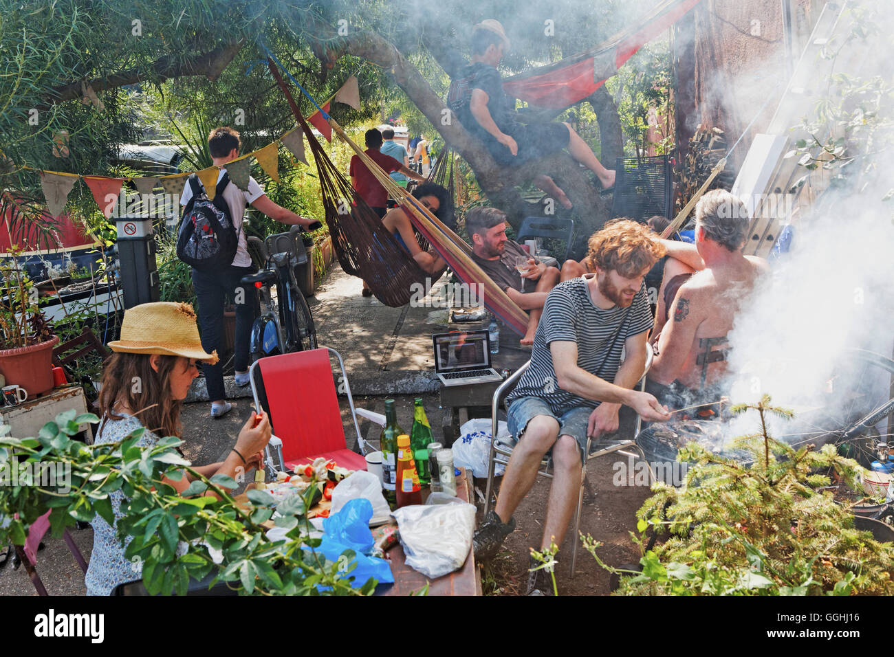 Grillparty auf einem Hausboot-Dorf am Regent es Canal, Camden, London, England, Vereinigtes Königreich Stockfoto