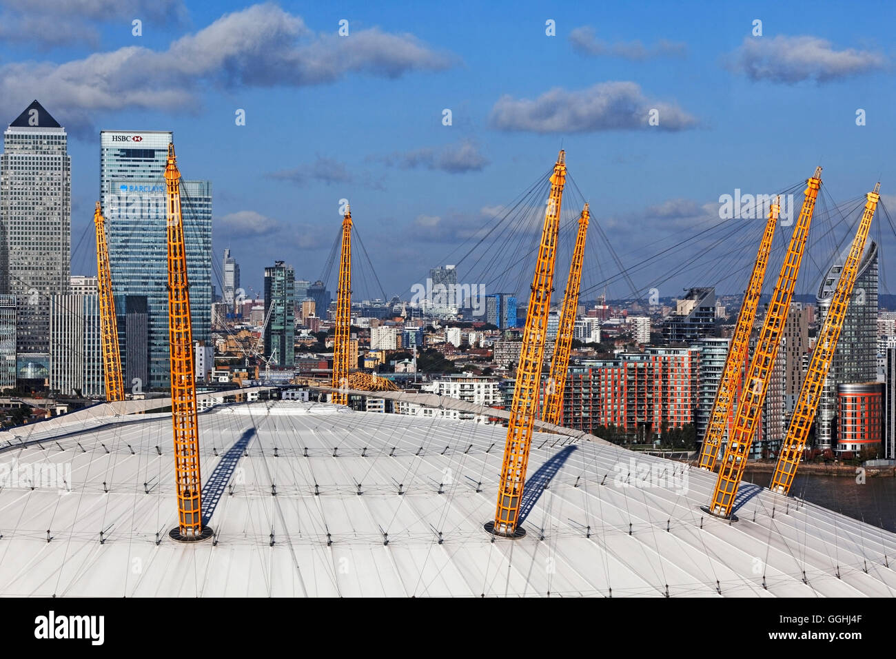 Millennium Dome und hinter der Skyline von der Isle of Dogs und der City of London, gesehen von der Emirates Air Line, London, Engla Stockfoto