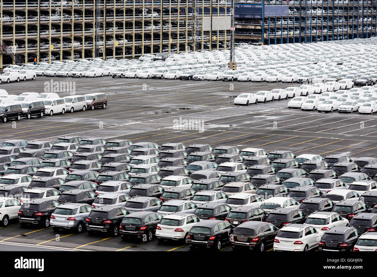 Neue Autos von verschiedenen Herstellern auf einem Parkplatz wartet auf Versand in Bremerhaven, Deutschland Stockfoto