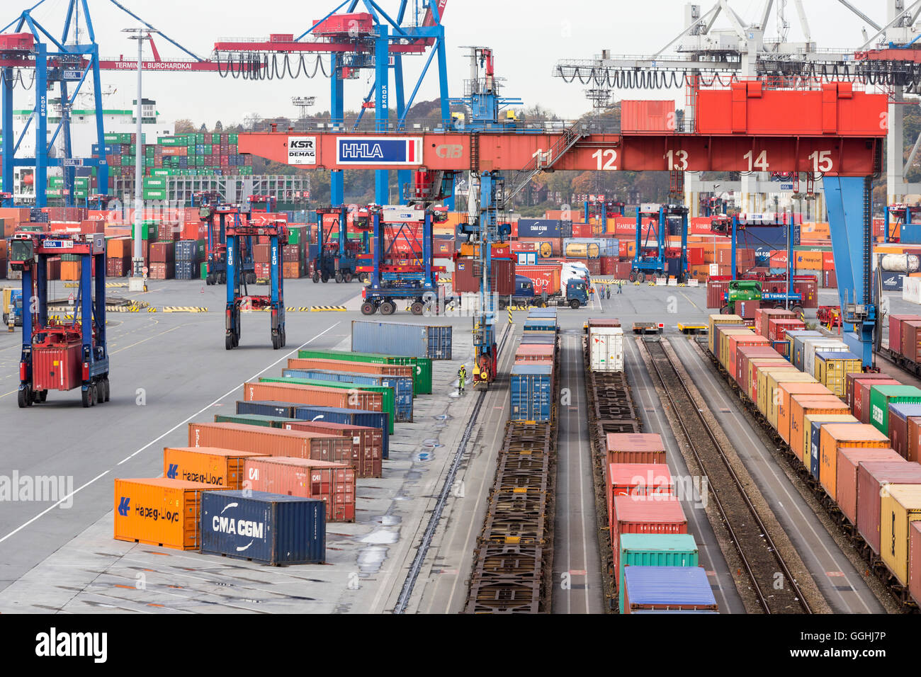 Portalkrane für das Be- und Entladen von Güterzügen, Burchardkai, HHLA, Hamburg, Deutschland Stockfoto