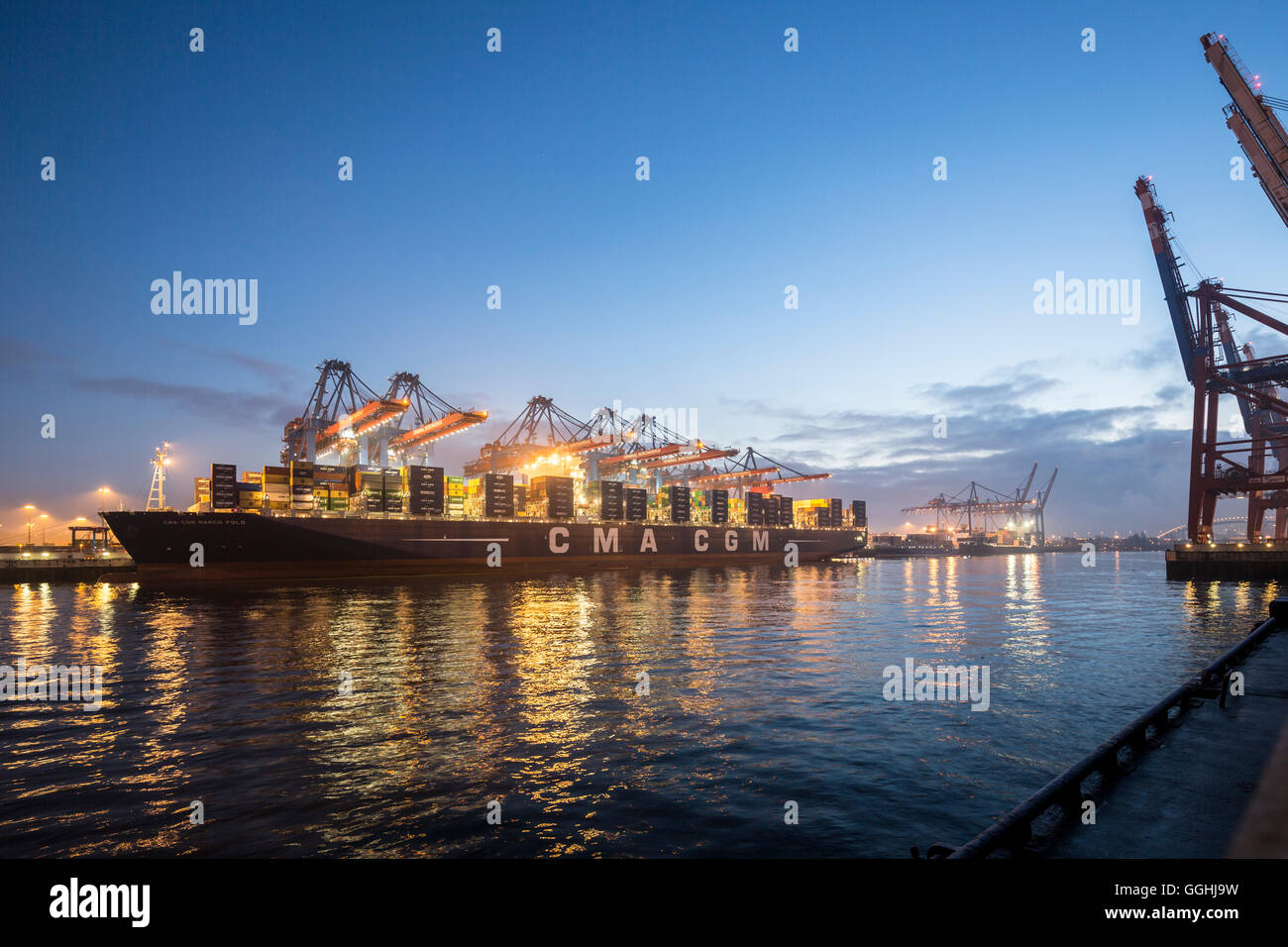 Be- und Entladen von das Containerschiff CMA CGM Marco Polo in die Container Terminal Burchardkai in Hamburg, Deutschland Stockfoto